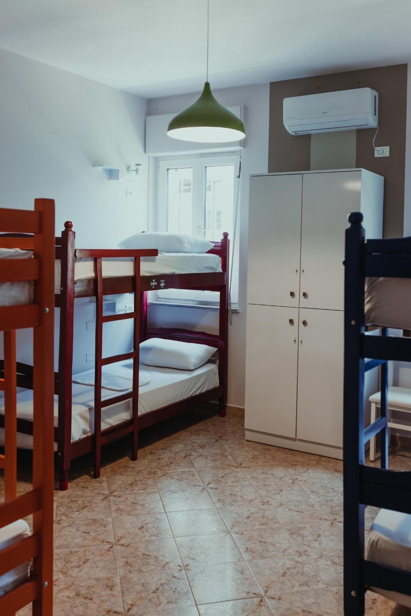 Bed Station Hostel & Bar Shkodër Extérieur photo