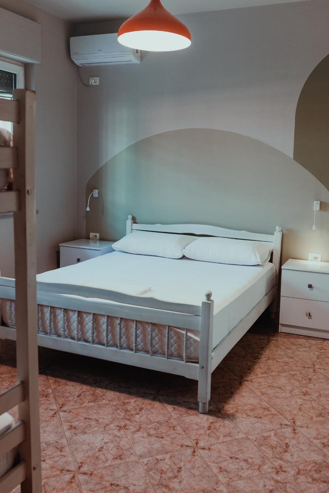 Bed Station Hostel & Bar Shkodër Extérieur photo